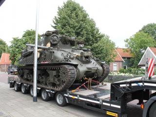 "Heavy Load Service (HLS) transporteert tank van tante Rikie naar Zwarte Cross"